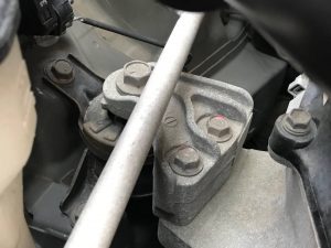 走行中は全然気付かなかったけど、信号待ちしてるときの車の振動が気になる…😥
